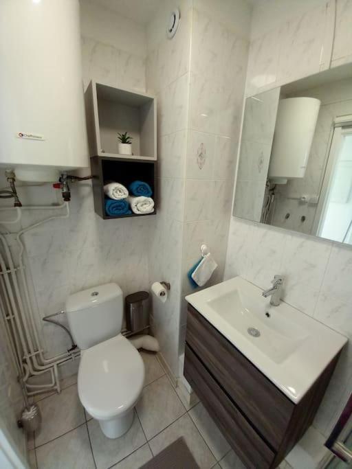 Appart 2/4 Pers Proche Centre Avec Balcon, Parking Narbonne Exteriér fotografie